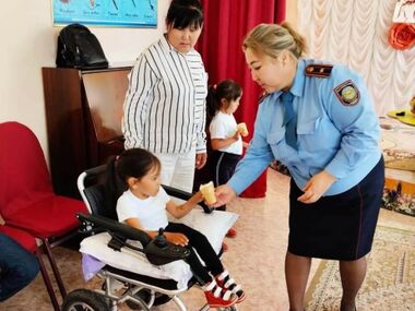 Сотрудники ДУИС по области Абай поздравили особенных детей с Днем защиты детей