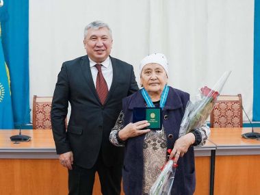 В Семее вручены подвески «Алтын алқа» и «Күміс алқа»
