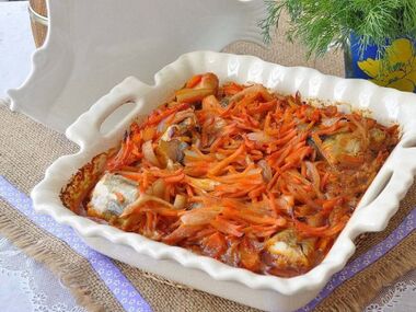 Минтай с морковью и луком