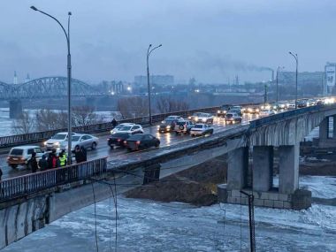 На автогужевом мосту Семея обрушились перильные ограждения