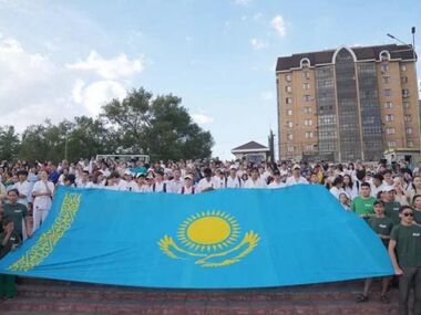 Семейчане сообща исполнили песню Абая «Көзімнің қарасы»