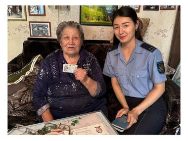 Полицейские помогли оформить документы 88-летней жительнице