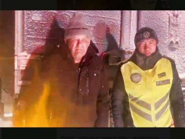 Патрульные полицейские спасли водителя фуры из снежного плена на трассе Усть-Каменогорск – Алматы