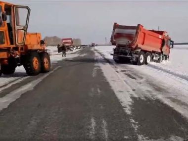 В области Абай патрульные оказали помощь водителю большегруза, застрявшего в снегу