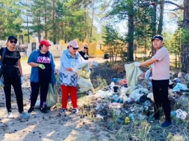 Работники лесного хозяйства провели санитарную уборку кладбища
