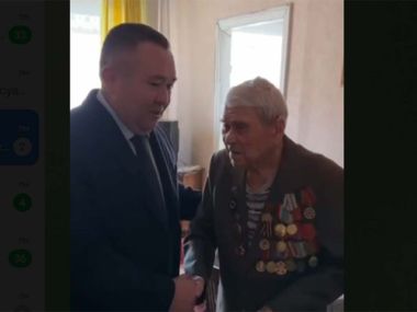Аким города Нурбол Нурсагатов поздравил ветерана Великой Отечественной войны