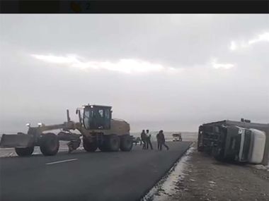 Большегруз опрокинулся из-за сильного ветра на трассе в области Абай