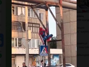 «Человек-паук» взобрался на трубы теплосетей в Семее