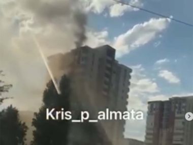 Люди выпрыгивали из окон, чтобы спастись от огня в многоэтажке Алматы