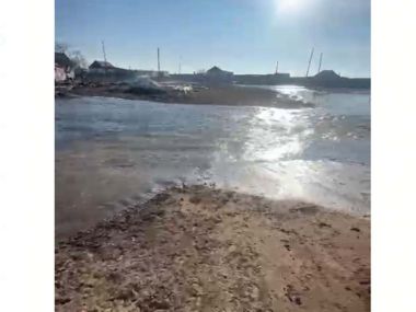 В селе Караколь района Жаңасемей талая вода перелилась через дорожное полотно