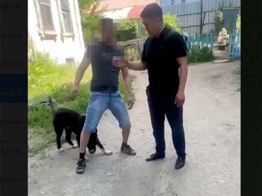 Мужчину, издевавшегося над собакой, установили полицейские в Семее