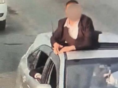 Полиция привлекла водителя и пассажира за вылаз из люка автомобиля на полном ходу
