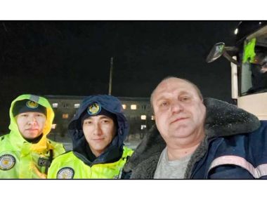 Иностранец сделал селфи с казахстанскими стражами порядка, которые пришли на помощь