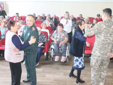 Военнослужащие Абайского гарнизона поздравили пожилых людей