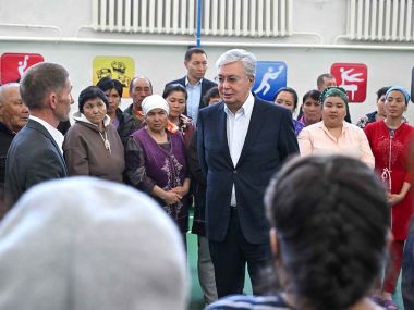 Президент посетил эвакуационный пункт в Каратобинском районе ЗКО