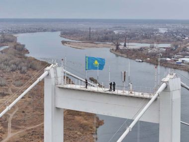В области Абай прошла церемония поднятия Государственного Флага РК
