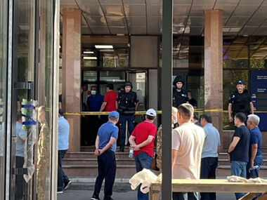Захват заложников в банке Астаны: какой срок грозит Мурадову