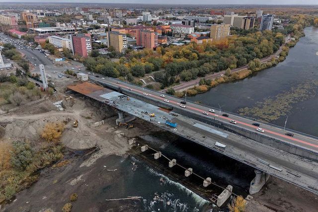 Аким области Абай проверил ход строительства нового моста в Семее