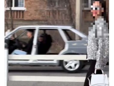Жители Зайсана разъезжали по городу на автомобиле без дверей