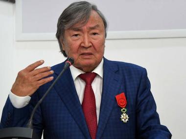 Президент Азербайджана поздравил Олжаса Сулейменова с 90-летием