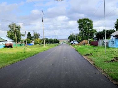 В Бородулихинском районе ремонтируют дороги и устанавливают детские площадки
