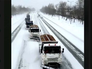 В Семее коммунальные службы осуществляют вывоз снега круглосуточно