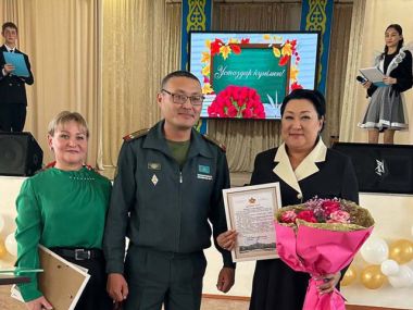 Семейские военнослужащие поздравили учителей