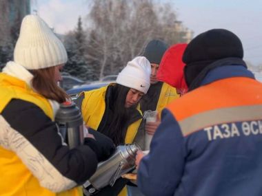 В Усть-Каменогорске волонтёры раздают горячий чай на улицах