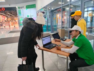 Сотрудники ЦОН теперь оказывают госуслуги в общественных местах