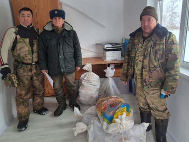 Изъятую из браконьерских сетей рыбу отдали малообеспеченным в ВКО