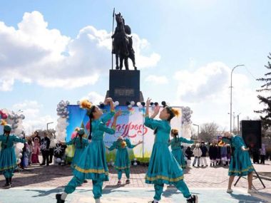 Наурыз в Семее: на железнодорожном вокзале появился ауыл «Мухтар Мағауин – 85 лет»