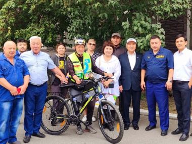 Казахстанского веломарафонца встречали в Семее