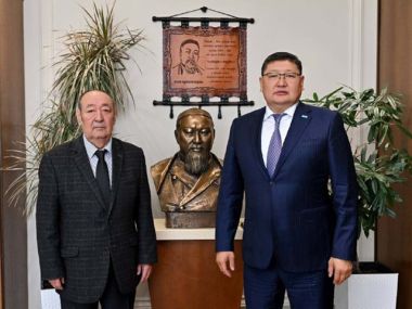 Аким области Абай встретился с писателем Ролланом Сейсенбаевым