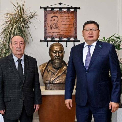 Аким области Абай встретился с писателем Ролланом Сейсенбаевым