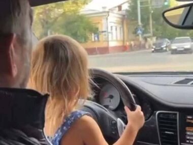 Экс-замакима ВКО оштрафовали за то, что усадил внучку за руль Porsche
