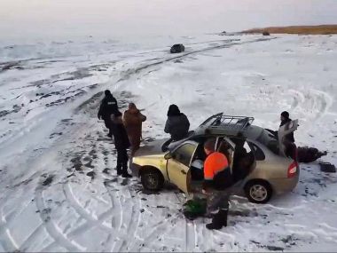 Полицейские области Абай предупреждают рыбаков о рисках на льду
