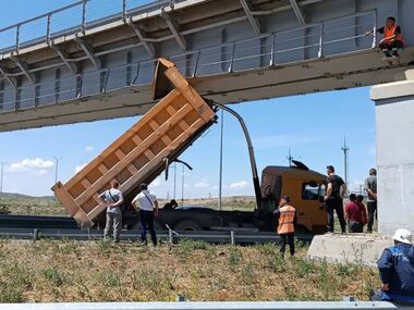 В ВКО самосвал «наехал» на мост