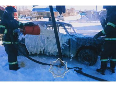 Пожарные вынесли из огня два газовых баллона