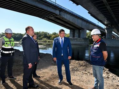 Аким области Абай посетил строящийся новый мост в Семее