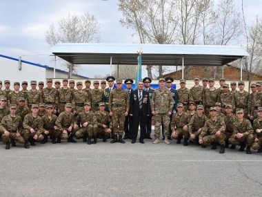 В Семее проводили солдат, прошедших военную службу
