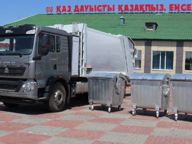 Коммунальным службам Кокпектинского района передали новый мусоровоз и 50 контейнеров
