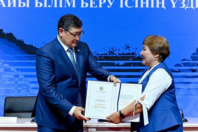 На августовской конференции наградили лучшие школы региона
