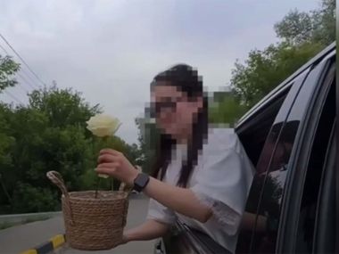 Букет обошелся дорого: ролик для соцсетей закончился двумя протоколами