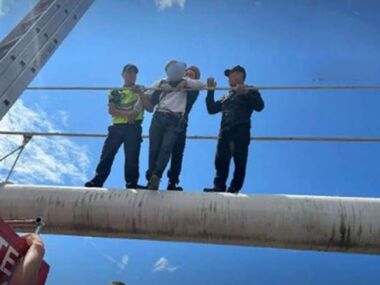 Пьяный мужчина забрался на подвесную конструкцию автогужевого моста