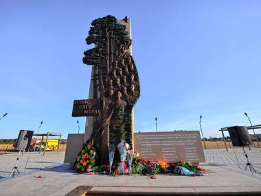 Открылся памятник погибшим при тушении пожаров в области Абай лесникам
