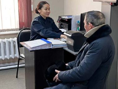 Миграционная служба области Абай помогает гражданам легализовать статус