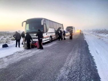Полицейские области Абай помогли пассажирам сломавшегося автобуса продолжить путь
