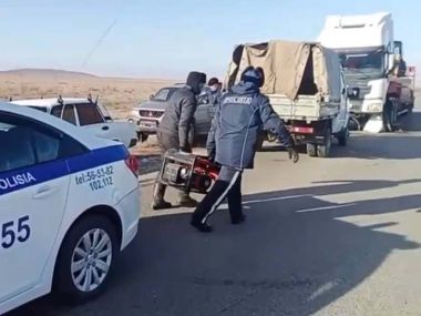 15 машин стали заложниками непогоды на трассе в области Абай