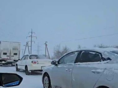Полицейские вывели колонну из 150 авто из снежного плена в ВКО