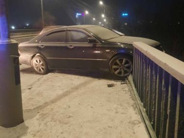 Едва избежали трагедии. ДТП на мосту в Семее